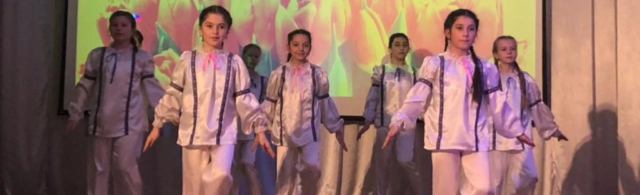 Постер Праздничный концерт «Позвольте вами восхищаться!» в Махачкале