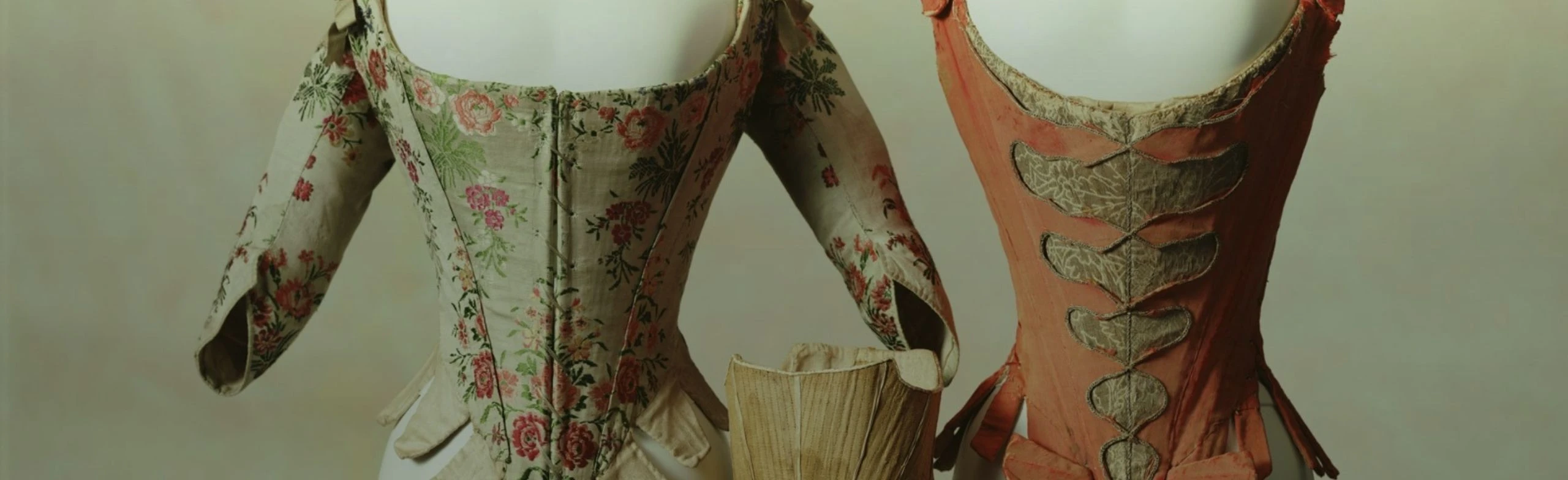 Постер Лекция «Легенды моды: мифы и история женского корсета» с красивым чаепитием»