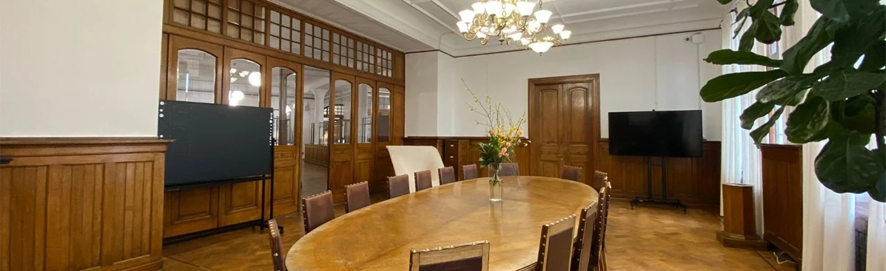 Постер Секреты шоколадной империи: прогулка по территории «Красного октября» с посещением старинной конторы фабрики Эйнема в Москве