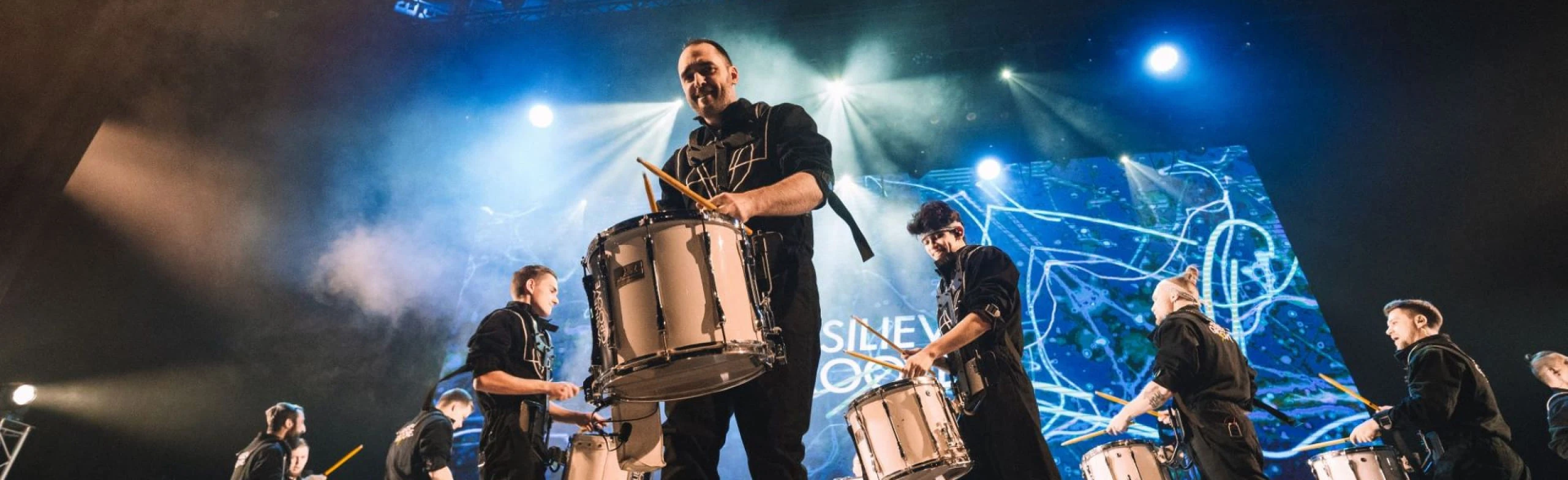 Постер Ритм в большом городе: Барабанное шоу Vasiliev Groove в Нижнем Новгороде