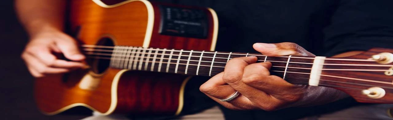 Постер Знакомство с шестиструнной электрогитарой и основными приемами игры на ней в Ростове-на-Дону