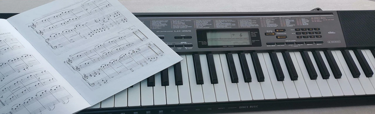 Постер Играть на синтезаторе легко, если знаешь как! Мастер-класс в Саратове