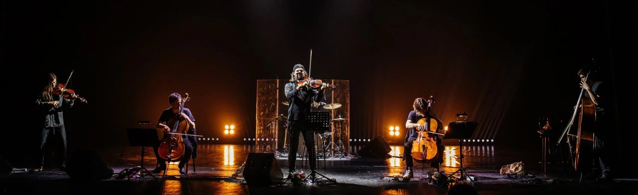 Постер ATOMIC CELLOS: МИРОВЫЕ РОК-ХИТЫ НА ВИОЛОНЧЕЛЯХ. Концерт в лофт-особняке в Санкт-Петербурге