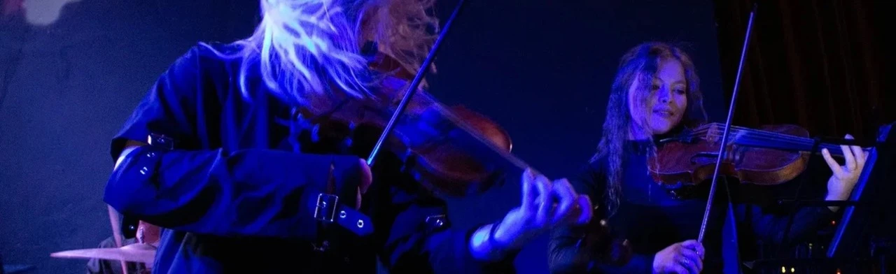 Постер МИРОВЫЕ РОК-ХИТЫ. CRUSH STRING QUARTET. Концерт в арт-пространстве «Фабрика» в Санкт-Петербурге