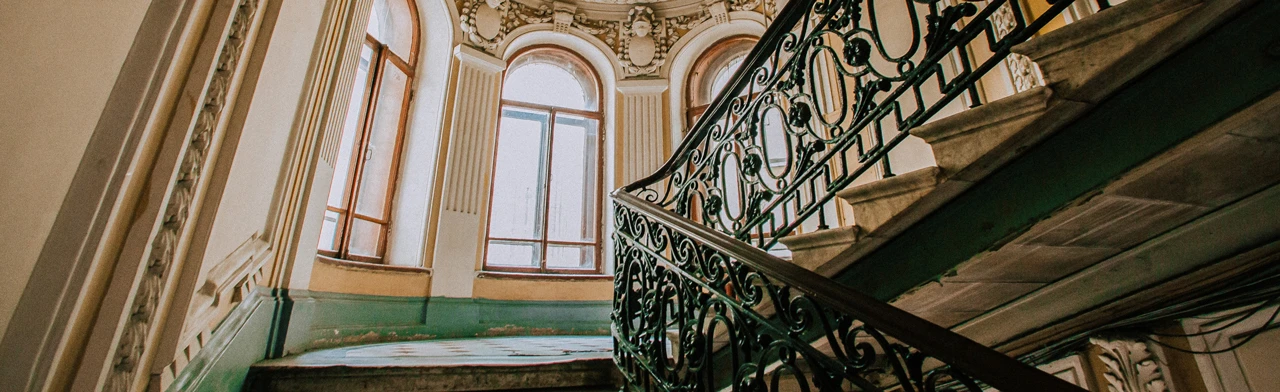 Постер Питерский vibe: скрытые парадные, дворы-колодцы и коммуналка в Санкт-Петербурге