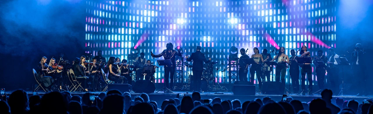 Постер Мировые поп-хиты на крыше с симфоническим оркестром в Санкт-Петербурге