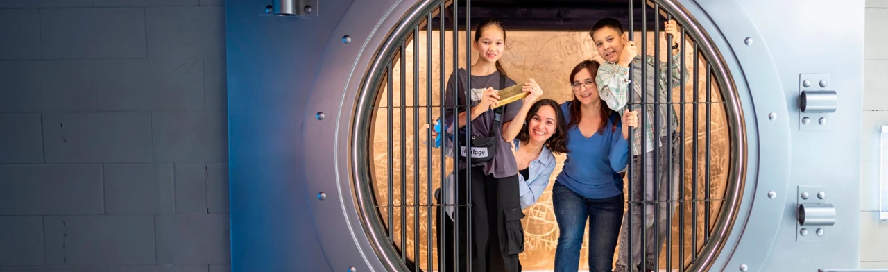 Постер Куда сходить в ноябре в Санкт-Петербурге