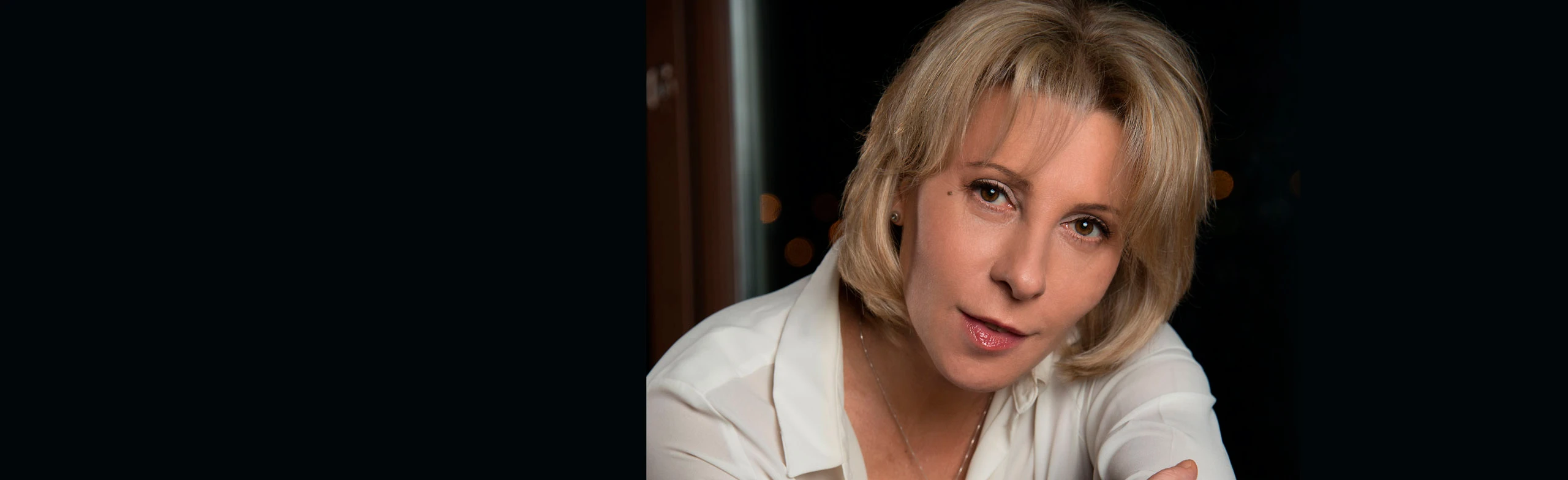 Постер Поэтический спектакль "13 вопросов к Ахматовой" народной артистки РФ Юлии Рутберг в Санкт-Петербурге