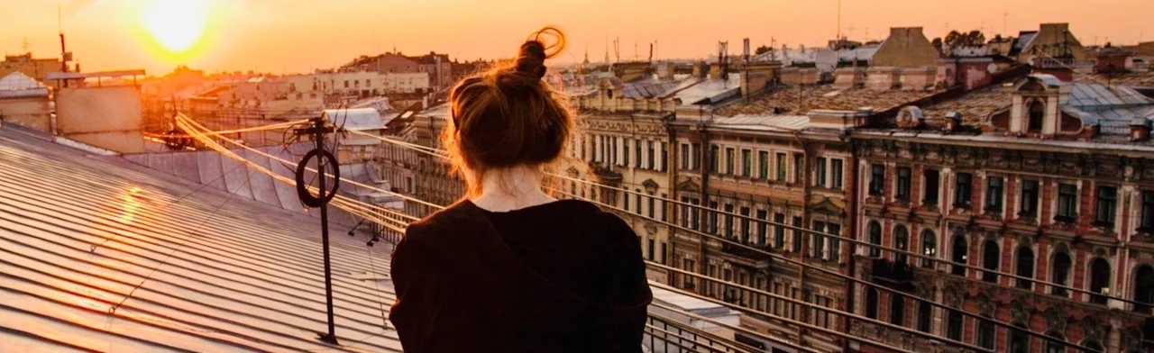 Постер Крыши + дворы + красивые парадные доходных домов + коммуналка Довлатова в Санкт-Петербурге