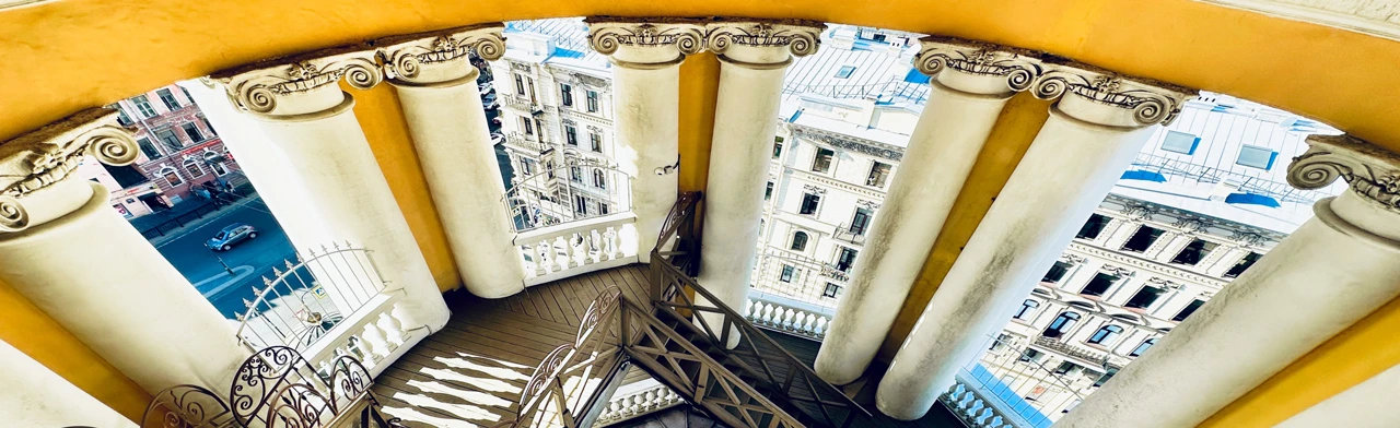 Постер Настоящий маст-хэв: парадные, коммуналка и весь город сверху в Санкт-Петербурге