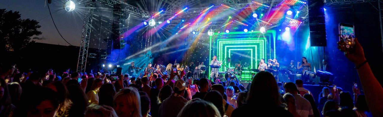 Постер Поп-хиты на крыше с симфоническим оркестром в Санкт-Петербурге