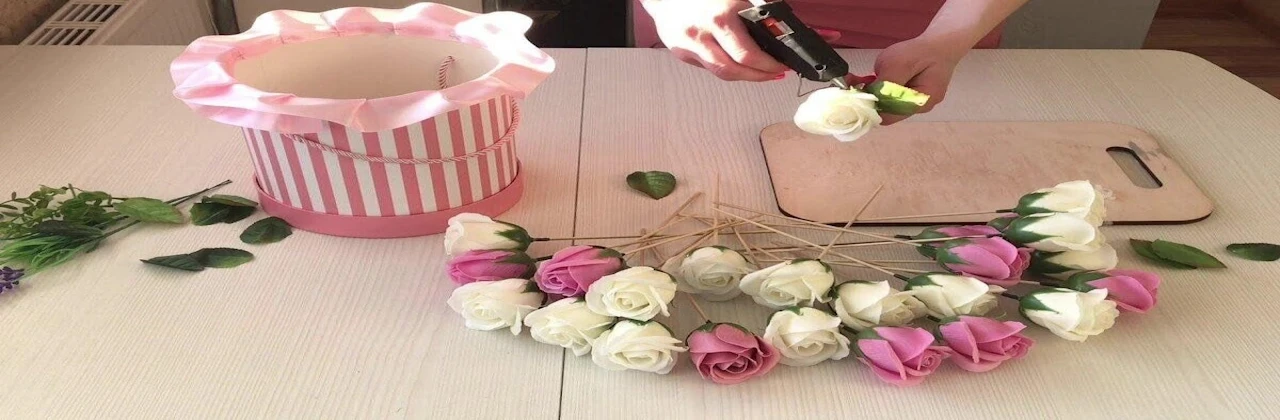 Постер Мастер-класс по изготовлению мыльного цветка: Подарок маме в Тюмени