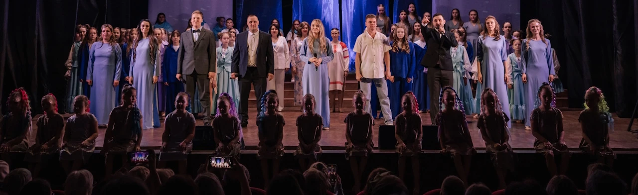 Постер Женщина, окрылённая весной в Твери