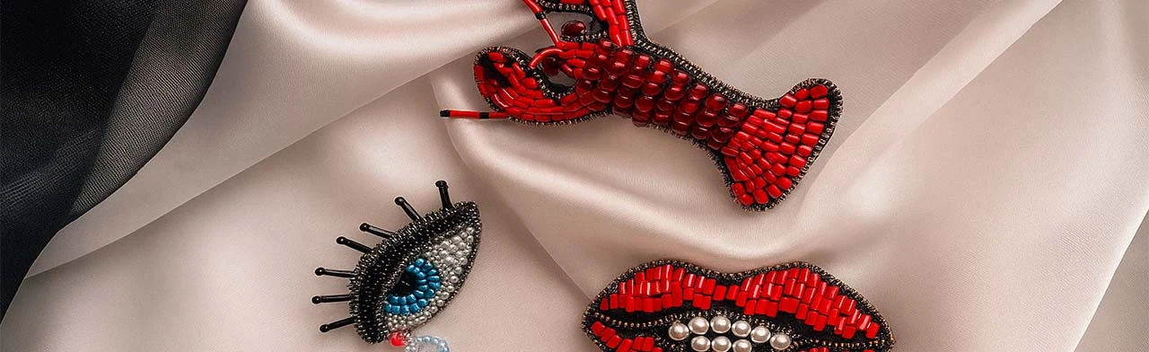 Постер Броши с характером: сюрреализм на булавке в Москве